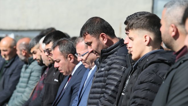 Kars'ta 'maganda kurşunu'yla ölen 6 yaşındaki çocuk toprağa verildi