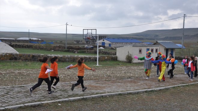 Köy köy gezen üniversite öğrencileri Karslı çocuklarla buluşuyor