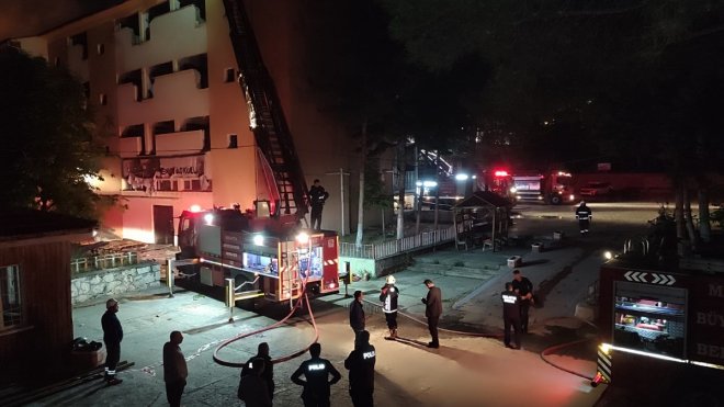 Malatya'da ağır hasarlı okulun çatısında çıkan yangın söndürüldü