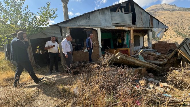 Malatya'da depremde ayağının üstüne duvar devrilen kişi hastaneye kaldırıldı