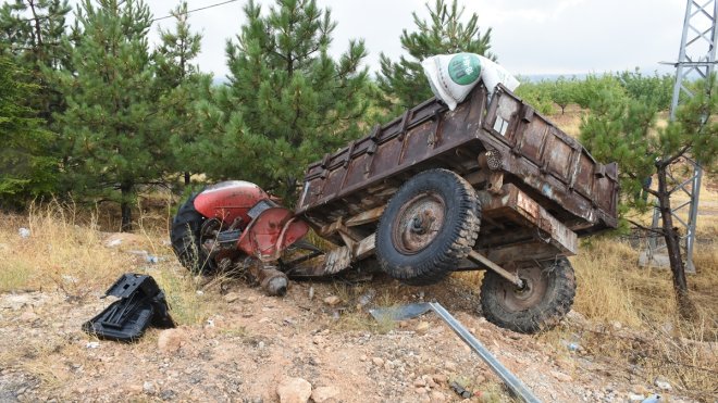 Malatya'da yolcu otobüsüyle traktörün çarpışması sonucu 1 kişi öldü, 1 kişi yaralandı