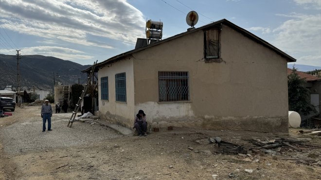 Malatya'daki depremde kırsaldaki evleri hasar gören Elazığlılar canlarını kurtardıklarına seviniyor