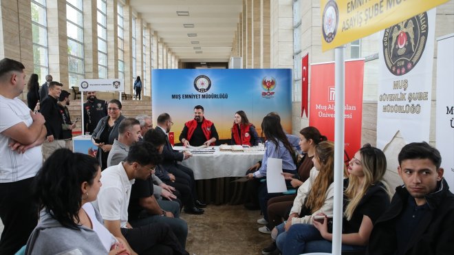 Muş'ta 'El Ele Güvenli Geleceğe Projesi' kapsamında bilgilendirme standı kuruldu