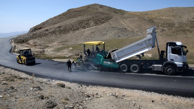 Muş'ta köy yolları asfaltlanıyor