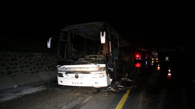 Muş'ta seyir halindeki yolcu otobüsü yandı