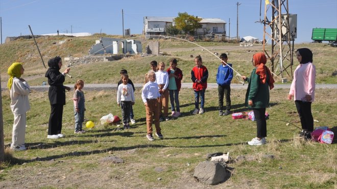 Muş'ta üniversite öğrencileri köy okulunu boyadı, öğrencilerle oyunlar oynadı