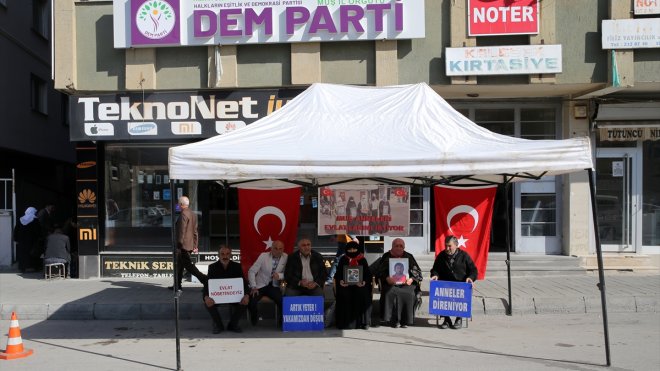 Muşlu aileler DEM Parti binası önündeki 'evlat nöbeti'ne devam etti