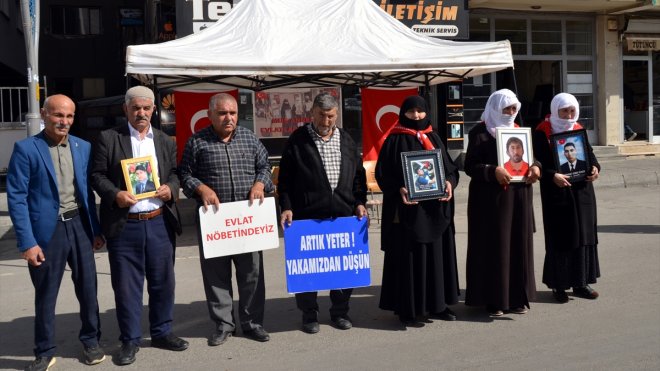 Muşlu aileler DEM Parti binası önündeki 'evlat nöbeti'ni sürdürdü