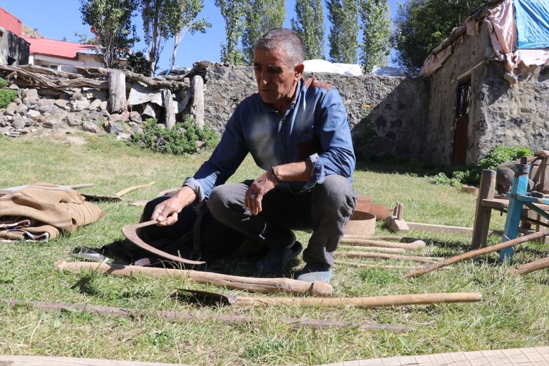 Müzelik eşyalarla dolu köy evinde geçmişin izlerini yaşatıyor8