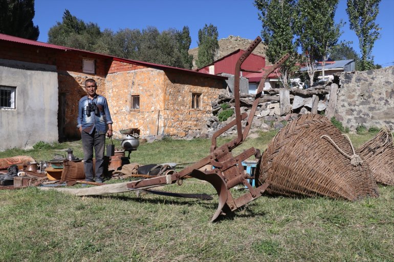 Müzelik eşyalarla dolu köy evinde geçmişin izlerini yaşatıyor10