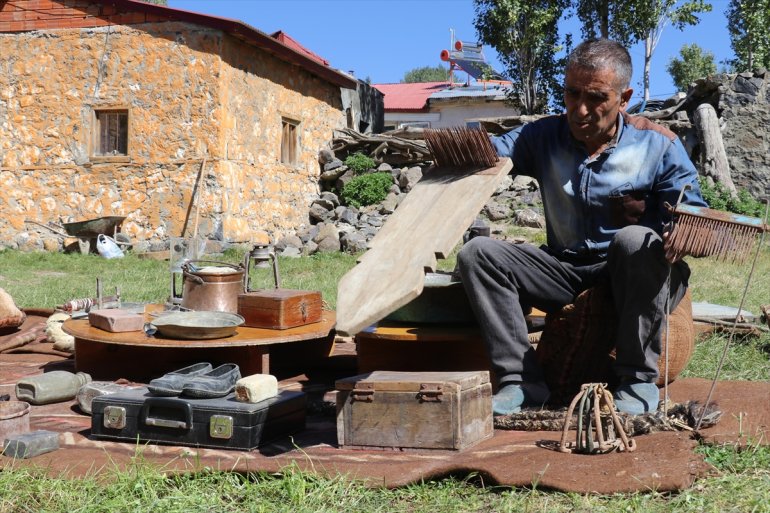 Müzelik eşyalarla dolu köy evinde geçmişin izlerini yaşatıyor19