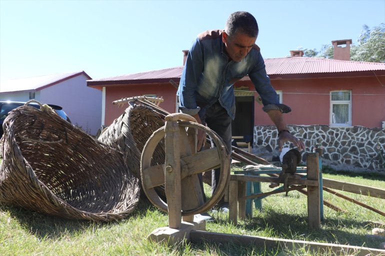 Müzelik eşyalarla dolu köy evinde geçmişin izlerini yaşatıyor3