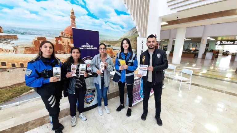 Polis ekipleri, Siberay projesi ile öğrencileri siber suçlara yönelik bilgilendirdi1