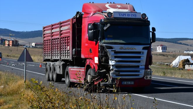 Sarıkamış'ta tırla çarpışıp takla atan otomobilin sürücüsü kazadan yara almadan kurtuldu