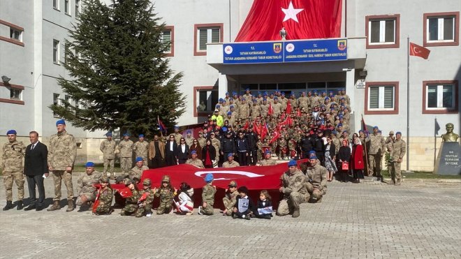 Tatvan'da minik öğrenciler Cumhuriyet Bayramı coşkusunu yaşadı