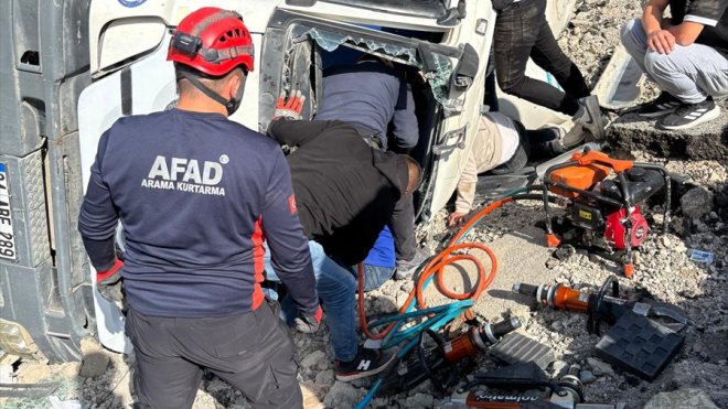 Tunceli'de devrilen beton mikserinin sürücüsü yaralandı