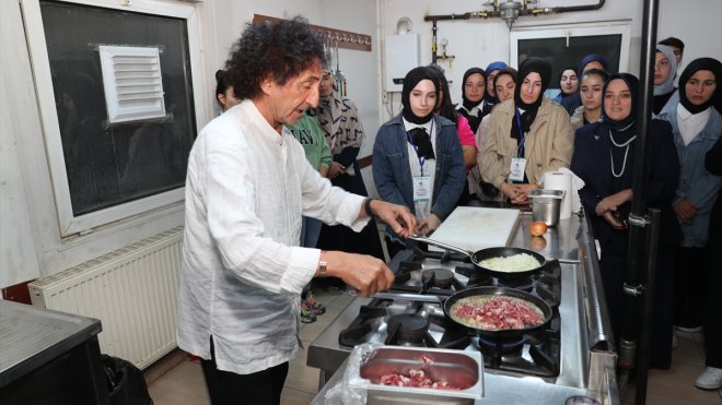 Türk yemeklerini dünyaya tanıtan ünlü şef, gastronominin inceliklerini öğrencilere anlattı