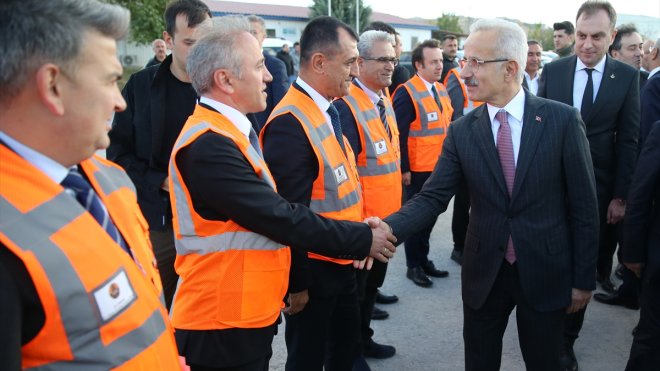 Ulaştırma ve Altyapı Bakanı Uraloğlu, Malatya'da yapımı süren çevre yolunda incelemede bulundu