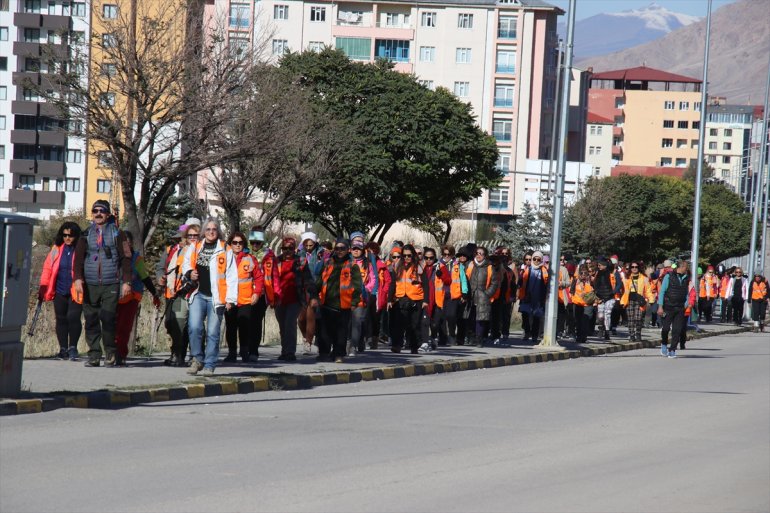 Ülkenin farklı yerlerinden 100 kadın 