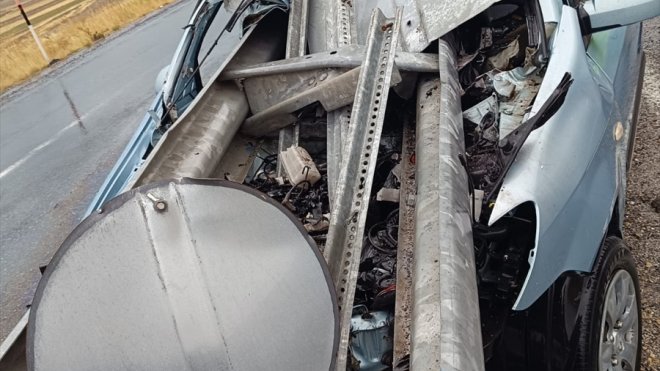 Van'da bariyere saplanan otomobilin sürücüsü yaralandı