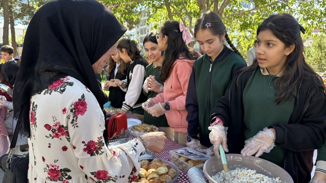 Van'da lise öğrencileri Gazze yararına kermes düzenledi