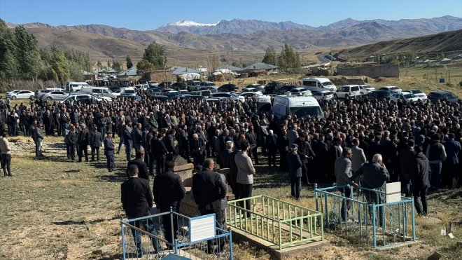 Van'da trafik kazasında ölen baba ve oğlunun cenazesi toprağa verildi