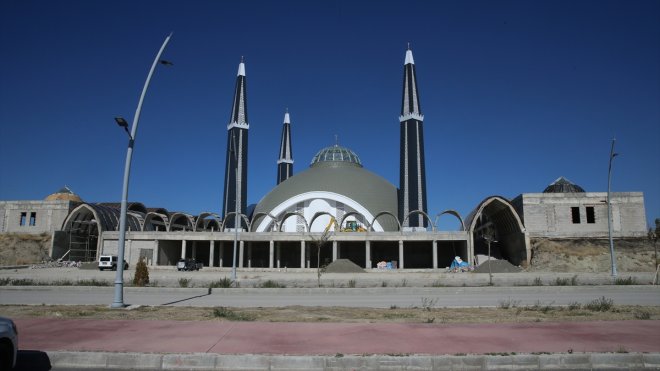 Van'da yapımı devam eden 'Tıbbiye Cami ve Külliyesi' için destek bekleniyor