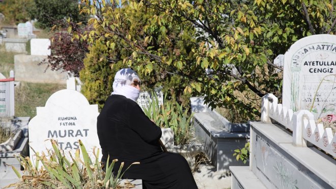 Van depreminde hayatını kaybedenler kabirleri başında anıldı