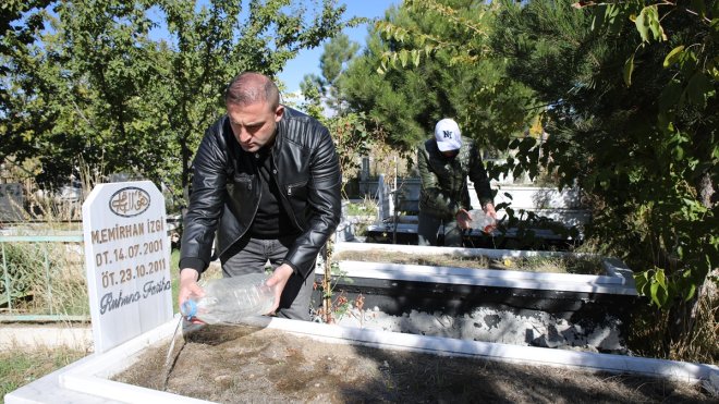 Van depreminde kaybettikleri akrabalarının acısını unutamıyorlar