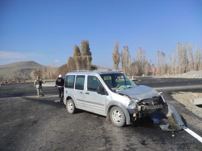 3 iki çarpıştı, kişi hafif ticari yaralandı araç Ağrı