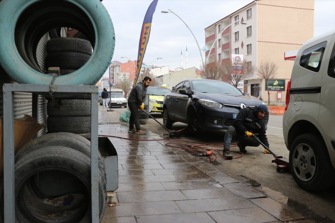 zorunlu nedeniyle uygulaması kış lastikçilerde yaşanıyor yoğunluk çekilen Ağrı