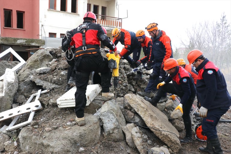 Arama kurtarma ekipleri Ağrı