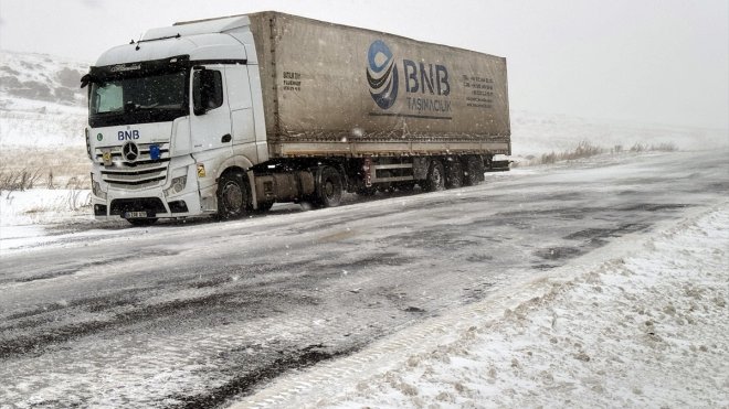 Ardahan-Şavşat kara yolu buzlanma nedeniyle ağır tonajlı araçlara kapatıldı