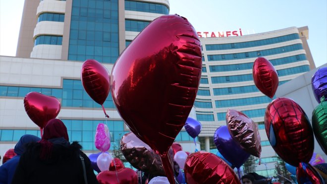 Erzurum'da anaokulu öğrencileri, lösemili akranları için gökyüzüne balon bıraktı