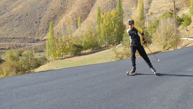 Hakkari'de sıcak asfalt dökülen köy yolu, sporcuların antrenman alanı oldu