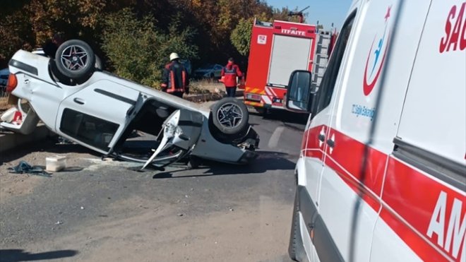 Malatya'da devrilen otomobildeki 2 kişi yaralandı