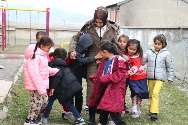 boyatıp çift güzelleştirdikleri öğretmen eğitiyor okulunda köy öğrencileri Mersinli 13