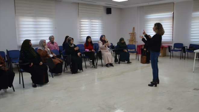 Muş'ta 'Tazelenme Üniversitesi'ne giden kadınlar sosyalleşiyor