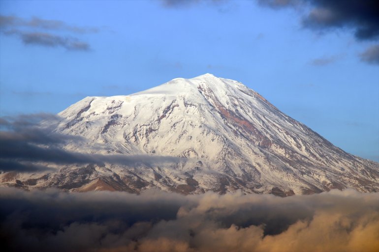 Zirvesi karla kaplı Ağrı Dağı