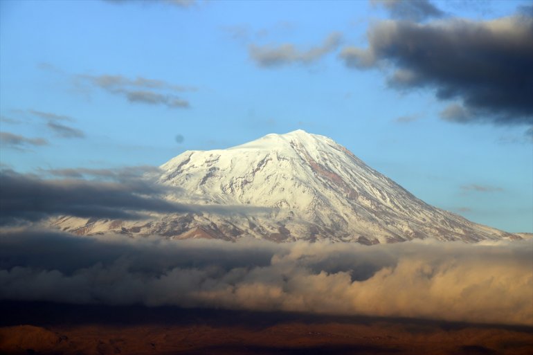 Zirvesi karla kaplı Ağrı Dağı