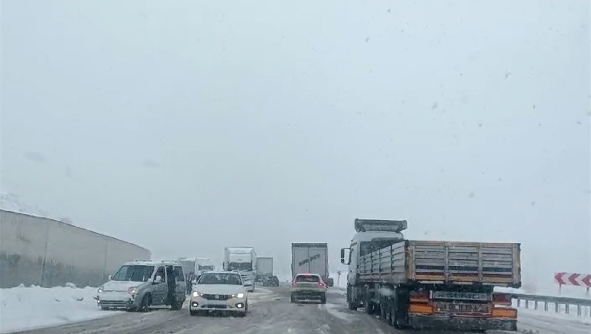 Adıyaman'da sağanak, Darende ve Çelikhan'da kar yağışı etkili oluyor