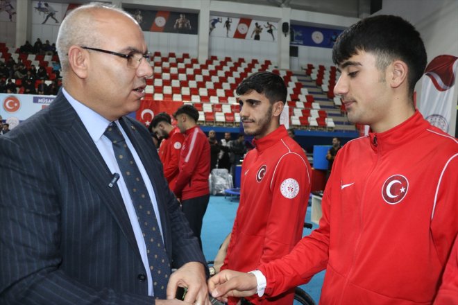 Ağrı'da 23 farklı branştaki sporculara malzeme dağıtımı yapıldı