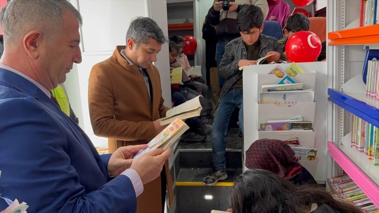 Ağrı'da karlı yolları aşan Gezici Kütüphane köy çocuklarını kitaplarla buluşturuyor