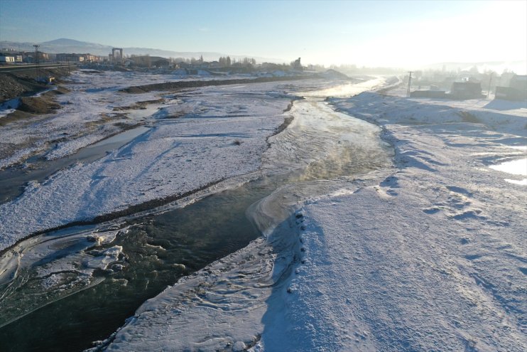 Ağrı'da Murat Nehri kısmen dondu