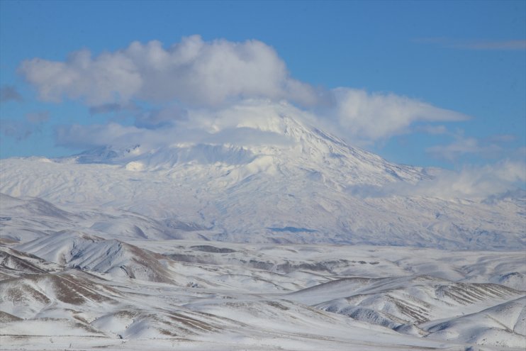 Ağrı Dağı yeniden beyaza büründü