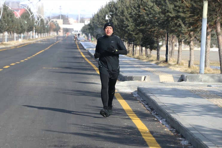 koşan en müdürü kilometre katediyor az günlük 10 Ağrı