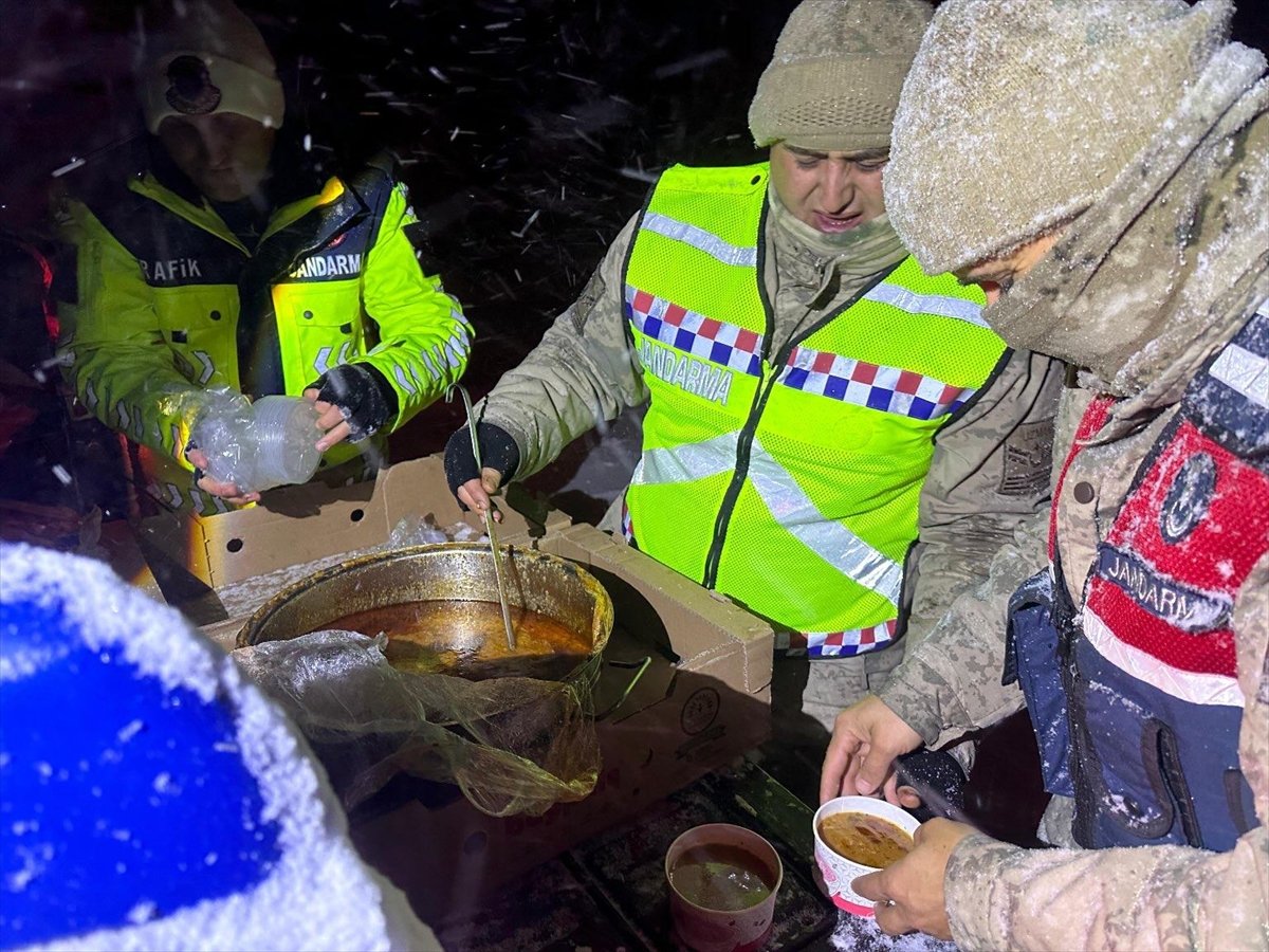 Ardahan'da kar nedeniyle araçlarıyla yolda kalanlara çorba ikramı