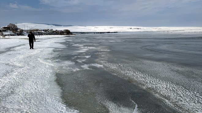 Ardahan'daki Aktaş Gölü dondu