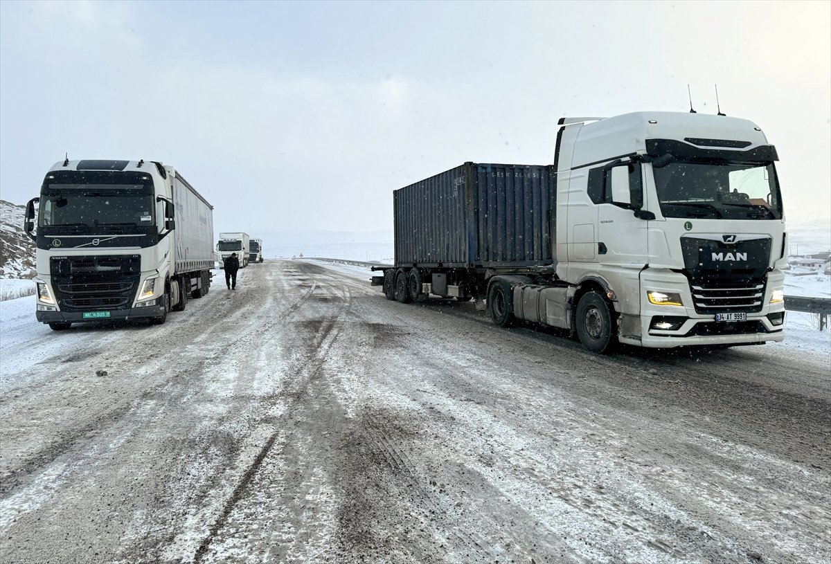 Ardahan-Kars kara yolu kar ve tipi nedeniyle ağır tonajlı araçlara kapatıldı