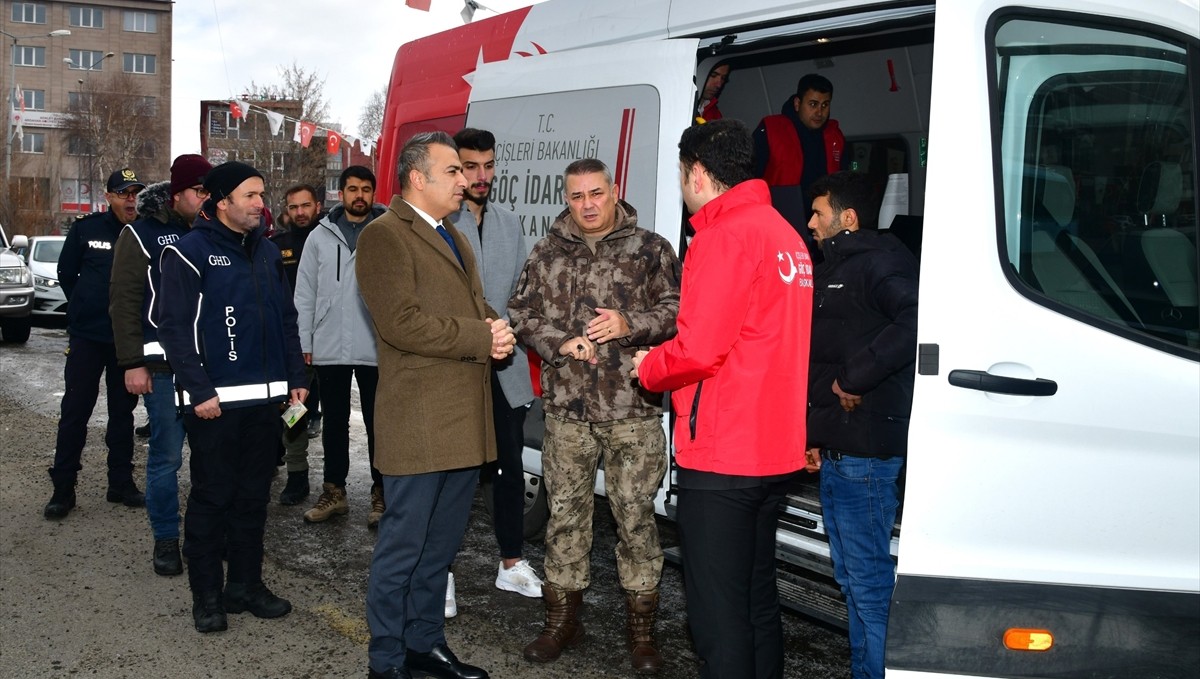 Ardahan Valisi Çiçek, "Mobil Göç Noktası Aracı"nda incelemelerde bulundu